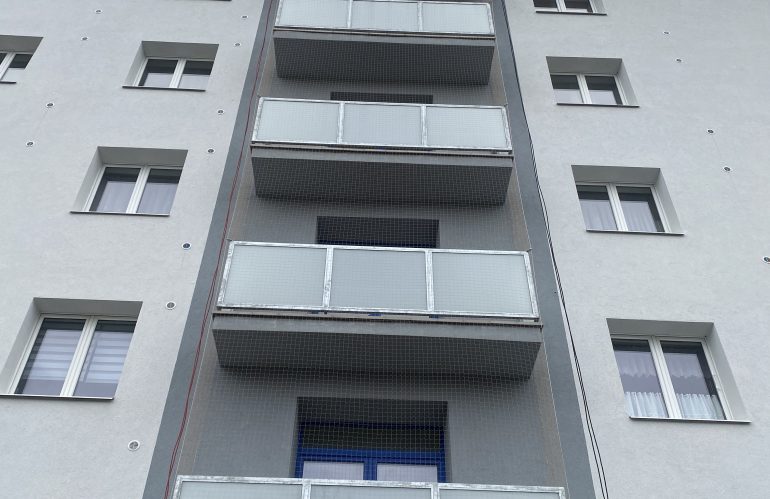 Zasíťování lodžií v Plzni na Skvrňanech